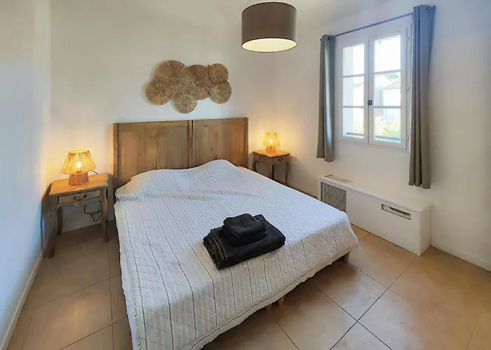 Cozy In Saint-laurent-de-la-ca With Wifi